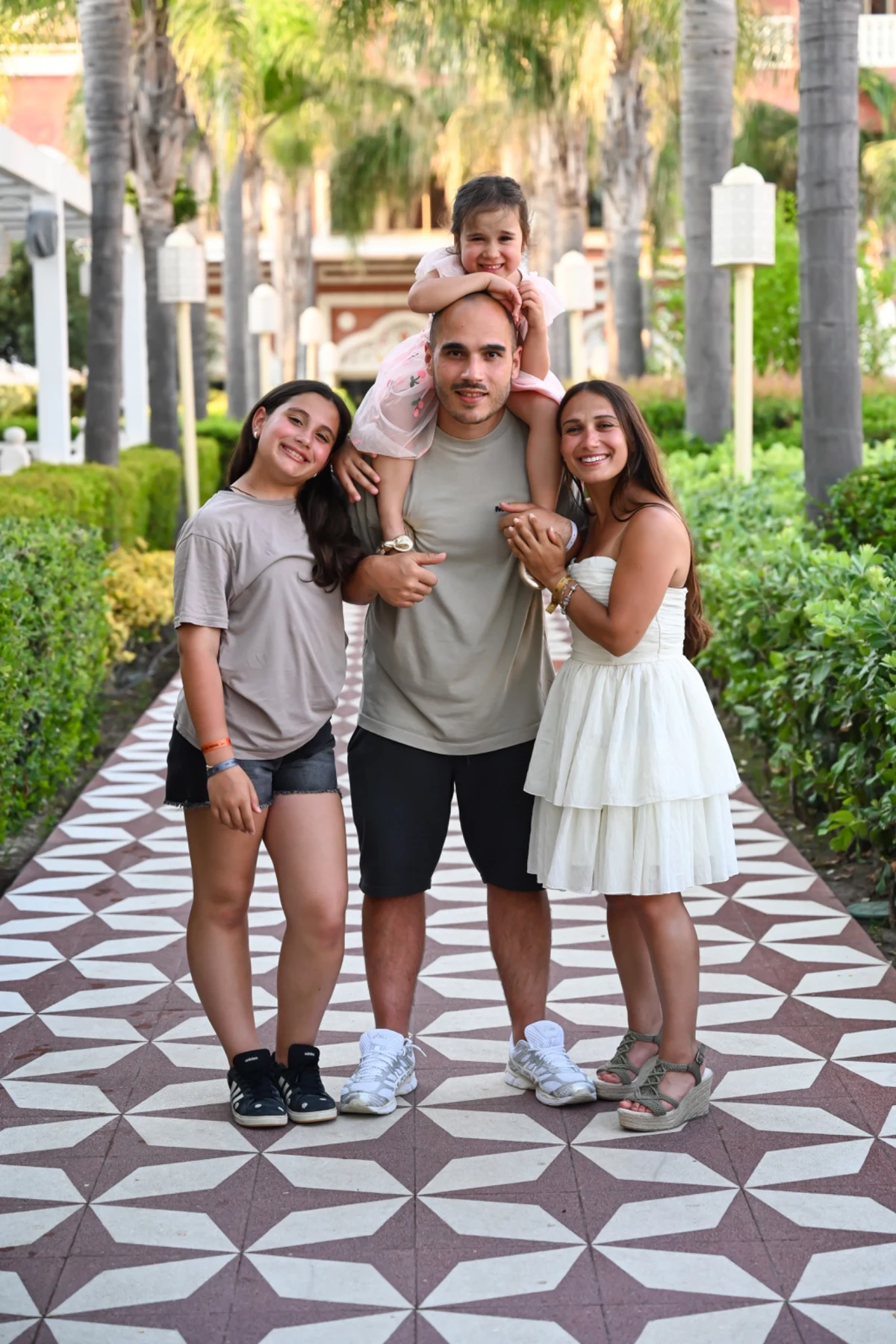 Die Familie Gökce: Aliya, Ferdi mit Leyla auf den Schultern und Hülya